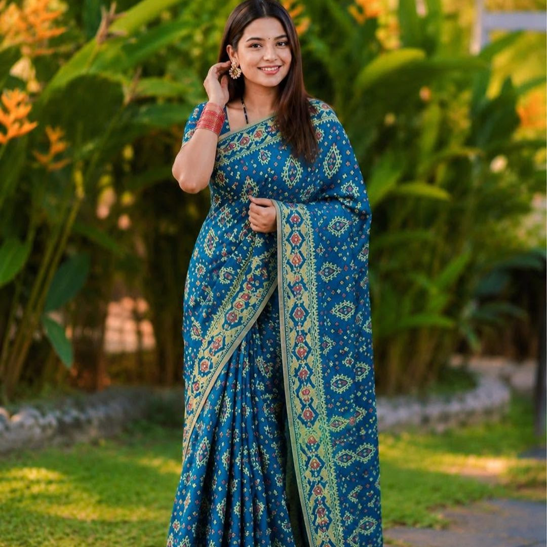ঢাকাই মোটিভ জড়ি জামদানী  (ব্লাউজপিছ সহ)